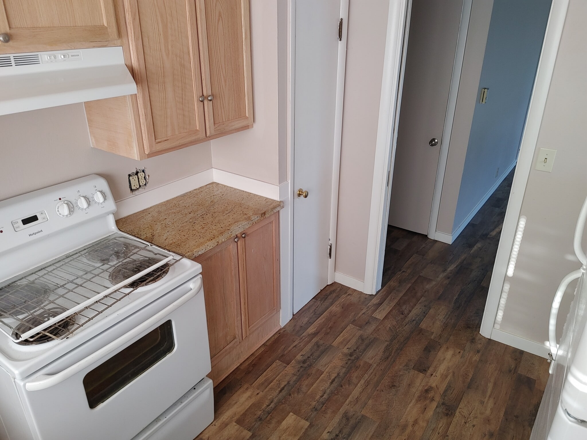 Kitchen - 214 E 6Th Ave