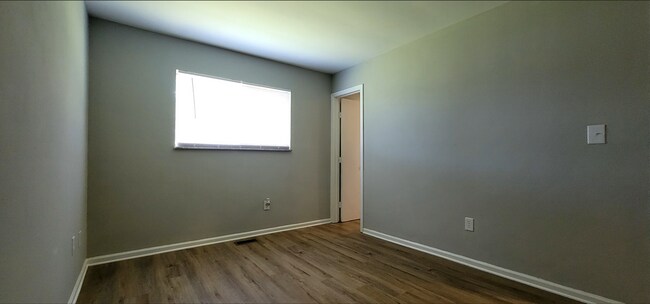 Building Photo - 3006-3008 Creekview Circle