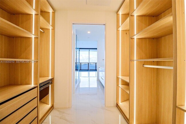 Building Photo - 700 NE 24th St