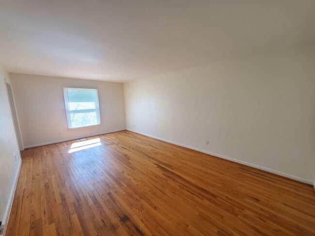Building Photo - 4 bedroom and 2 and a half single family h...