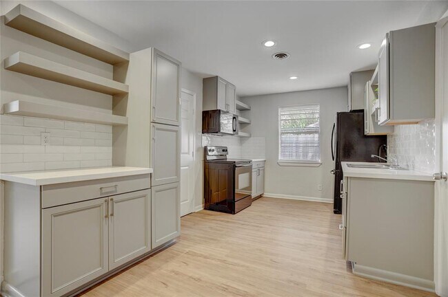 Building Photo - 334 Pennington Dr