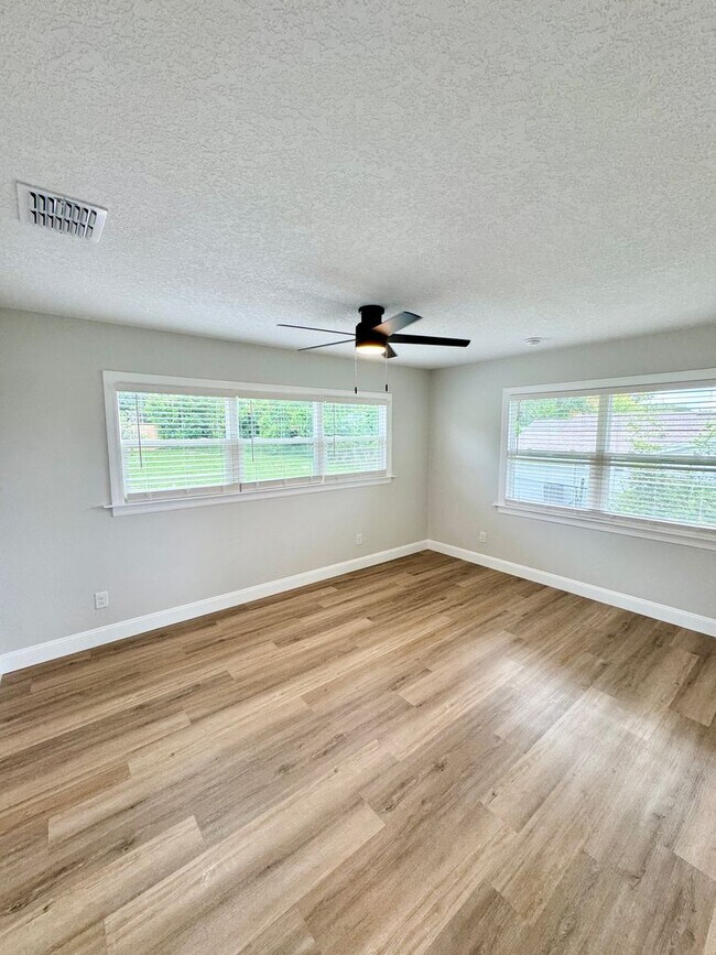 Building Photo - Downtown Clermont - Beautifully Renovated 2-Bed/1-Bath Upstairs Unit with Stunning Lake Minneola ...