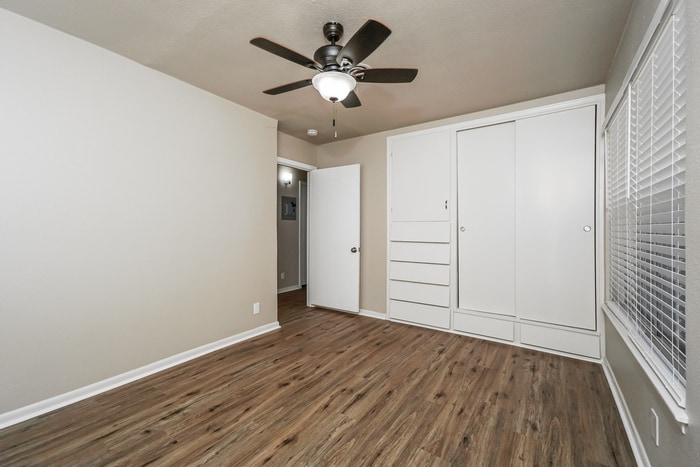 Building Photo - 906 Olney Dr