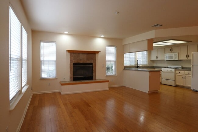 Building Photo - Lovely Cottonwood Glen Townhome