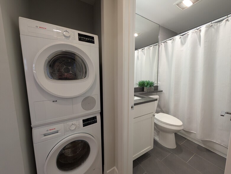 Building Photo - 531 W Aldine Ave