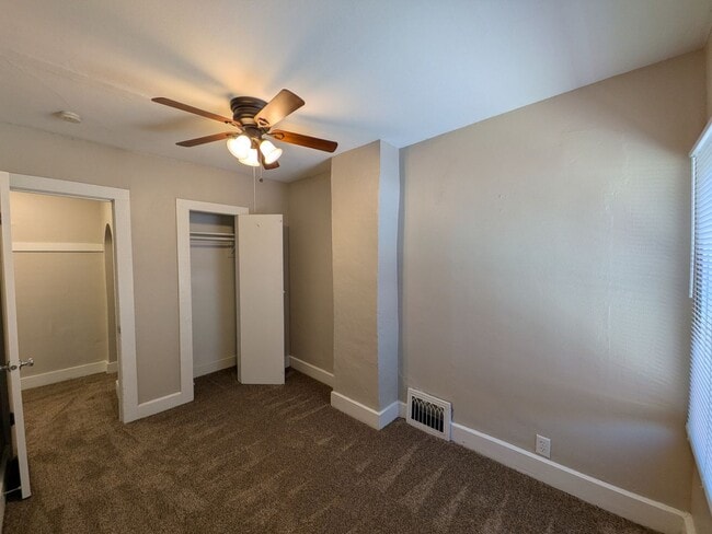 Building Photo - 3 Bedroom Home with detached garage and partially fenced yard, pet friendly!