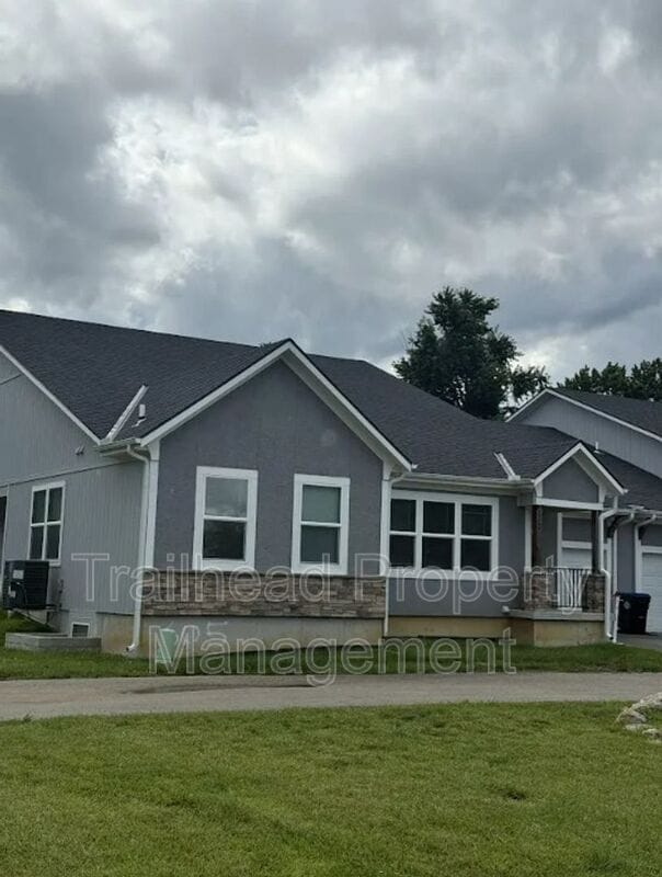 Building Photo - 605 Hillcrest St