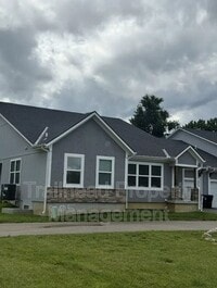 Building Photo - 605 Hillcrest St