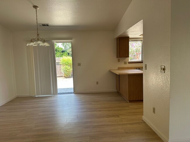 Building Photo - Well maintained home in desirable neighbor...