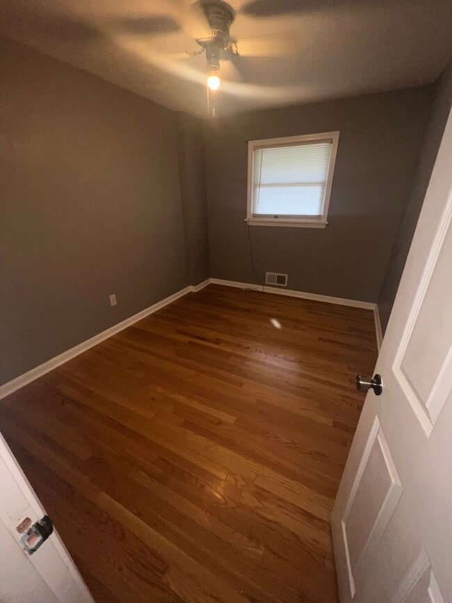 Building Photo - 4 Bedroom, 1.5 Bathroom House
