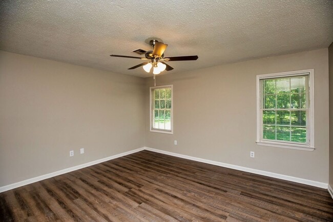 Building Photo - ** 4 Bed 2 Bath located in Ridgefield **Call 334-366-9198 to schedule a self tour