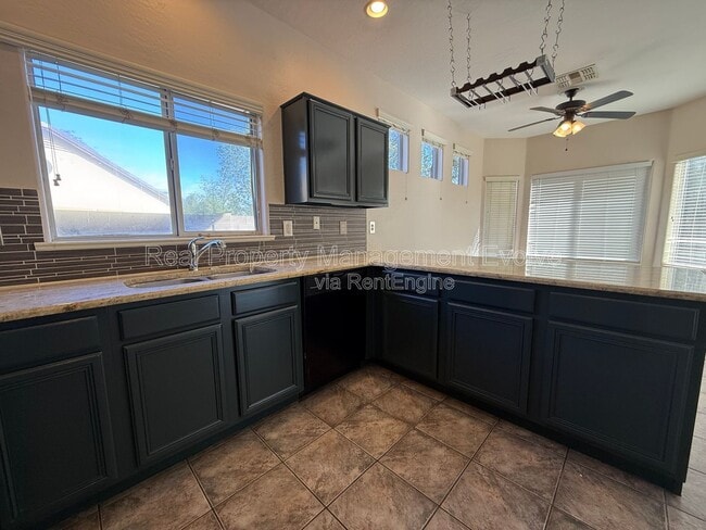 Building Photo - 1677 S Peppertree Dr