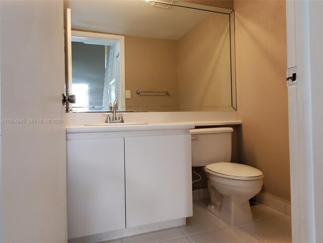 Building Photo - 561 Racquet Club Rd