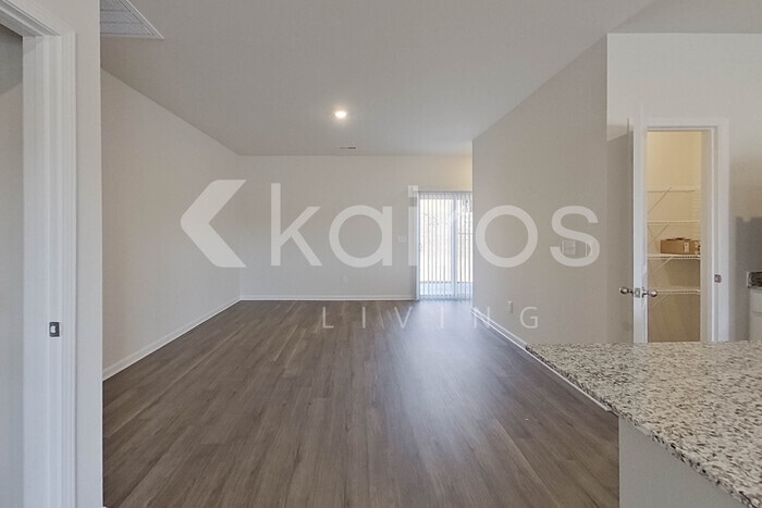 Building Photo - 2233 Banyon Cir