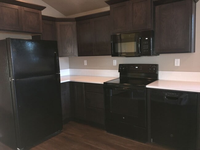 Building Photo - 3 Bedroom / 2 Bathroom Home in SW Redmond