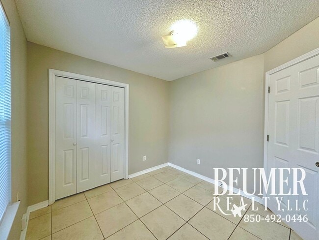 Building Photo - Charming 3br 2 bath Located 4 miles from NAS Back Gate