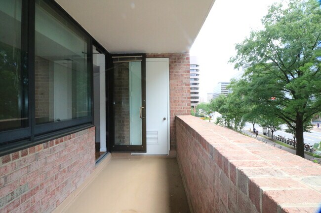 Building Photo - Classy 1/1 Convenience in Crystal City