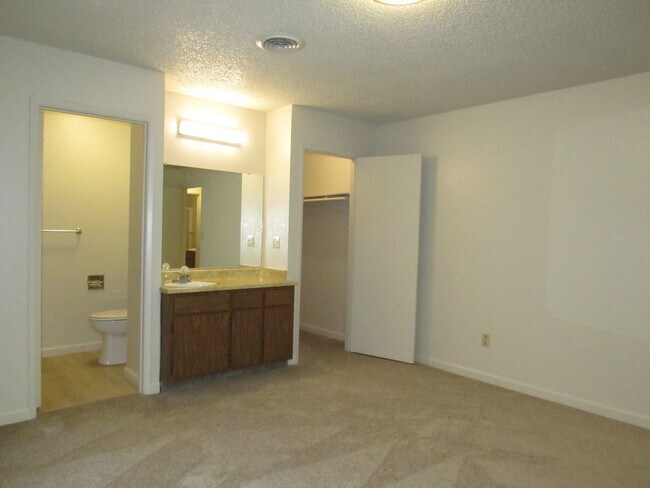 Building Photo - 340-344 El Rio Ct