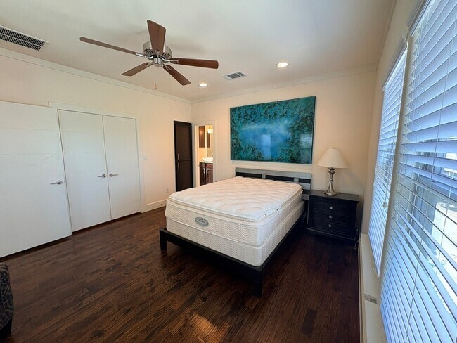 Building Photo - 4223 Wycliff Ave