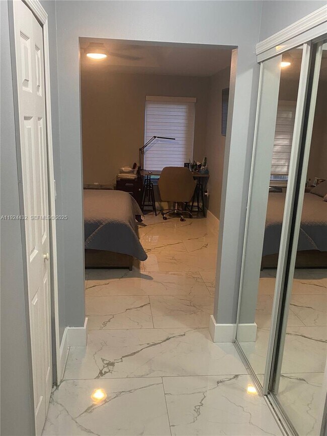 Building Photo - 14046 S Cypress Cove Cir