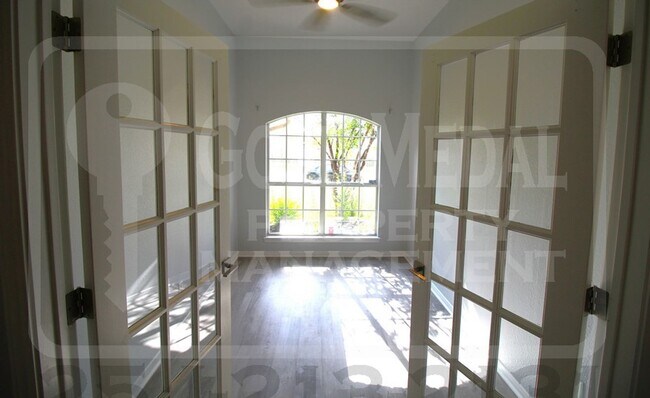 Building Photo - Beautiful 3-bed, 2-bath home now available...