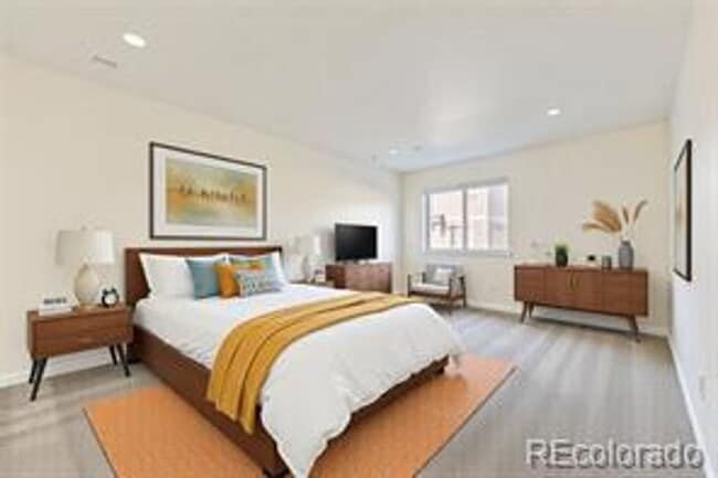 Building Photo - Spacious 3 bed 3 bath 2-story comfortable ...