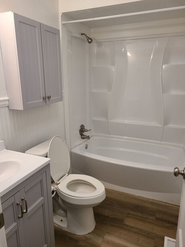 Building Photo - Charming 2BR + versatile bonus room perfect for a 3rd Bedroom or Office!