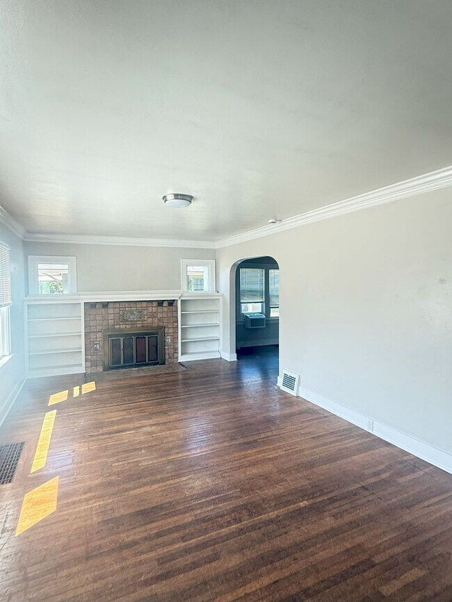 Building Photo - Spacious 5-Bedroom Home near WWU!