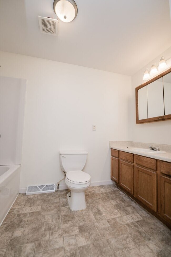 Building Photo - 3 bedroom / 1 bathroom Duplex in Portage