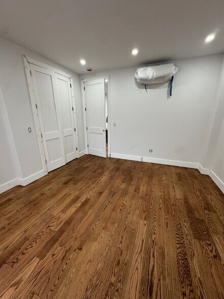 Building Photo - 275 E 55th St