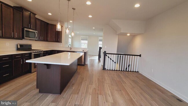 Building Photo - 9001 Shady Pines Dr