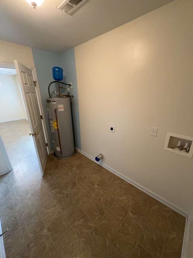 Building Photo - Charming 4 Bedroom, 2 Bath Home - 300 Shif...