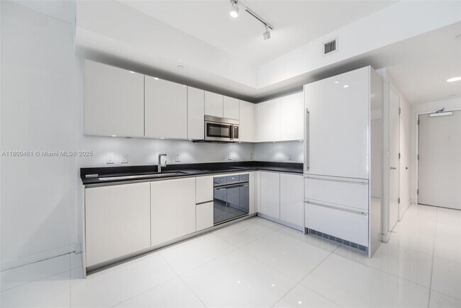 Building Photo - 1010 Brickell Ave