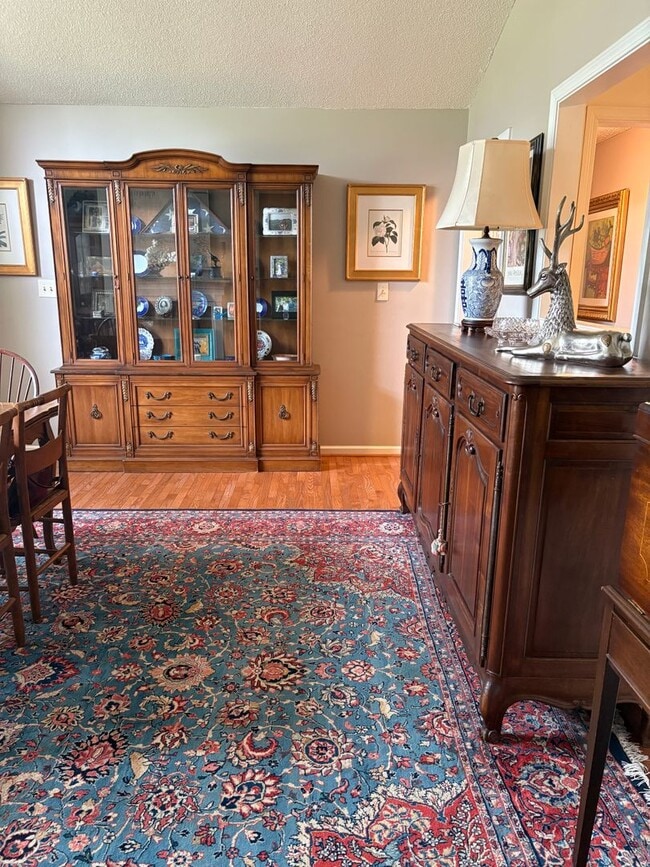 Building Photo - Large, private home in Rivercliff