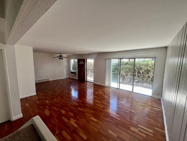 Building Photo - 382 Miraleste Dr