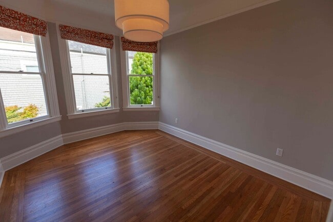 Building Photo - Beautifully Remodeled 3BR 2BA Top Floor Condo in Presidio Heights