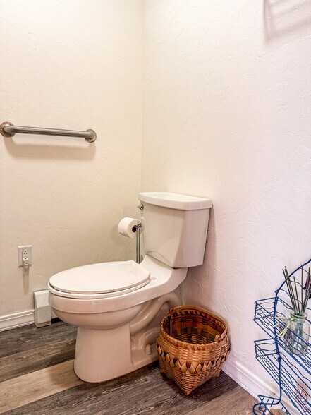 Building Photo - 440 S Peninsula Ln