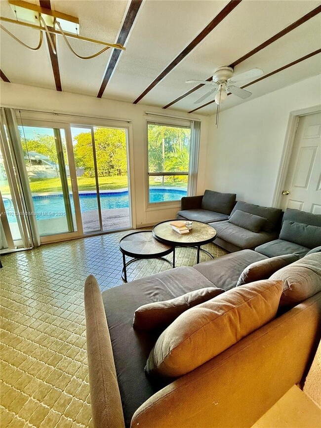 Building Photo - 4449 SW 35th Ave