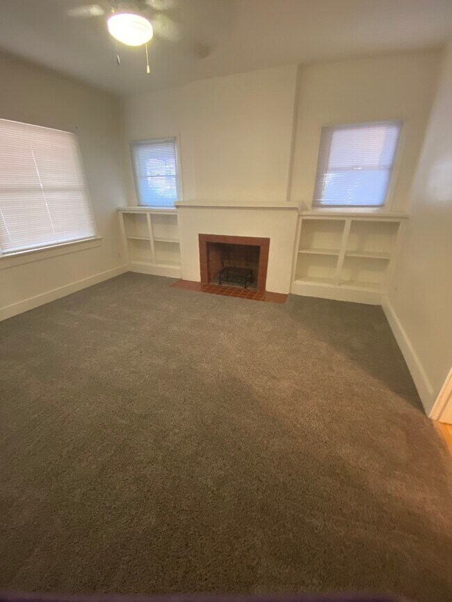 Building Photo - FOR RENT