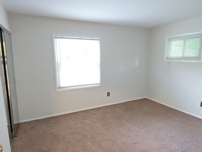 Building Photo - Split foyer SFH in established neighborhoo...