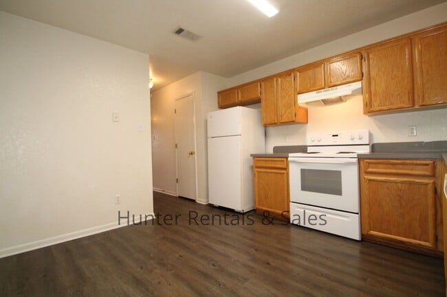 Building Photo - Heights Duplex!