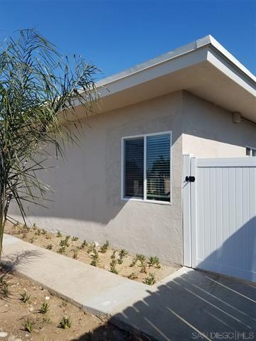 Building Photo - Golden Hill 2 Bed / 1 Bath/ 2 Parking Spac...