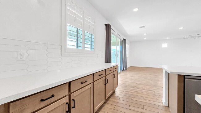 Building Photo - Newly built home with loads of space and S...