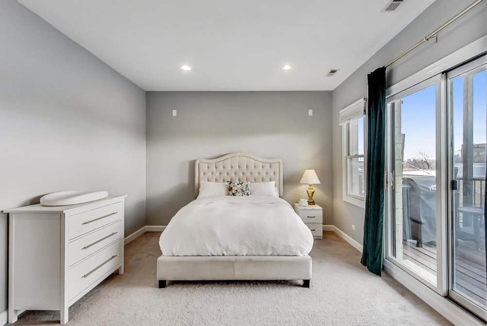 Building Photo - 2627 W Belmont Ave