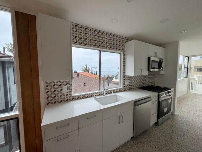 Building Photo - Charming Meets Modern – Renovated 2 Bed / ...