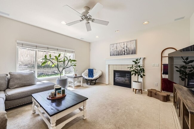 Building Photo - Walkability, Space, and Sunshine: 4Bd Home...