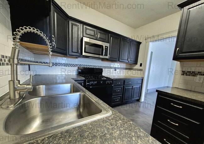 Building Photo - FOR RENT- Beautifully Updated Home Near Golf Course on 4th! Pets ok!!