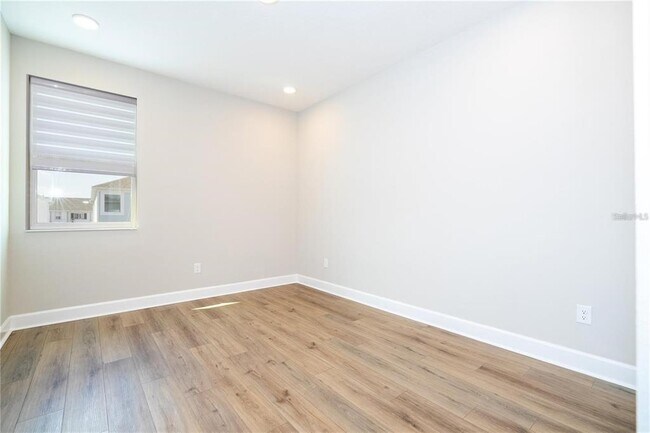 Building Photo - 5090 Shady Pnes Dr