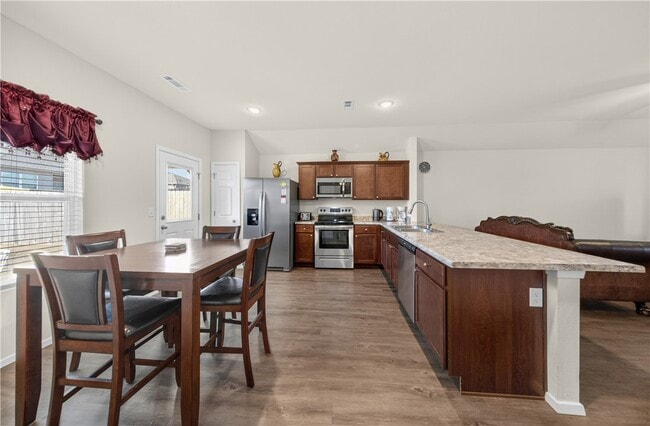 Building Photo - 8110 Dogwood Dr