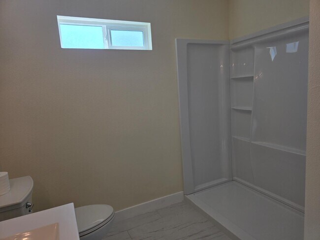 Building Photo - 1098 E 21st St